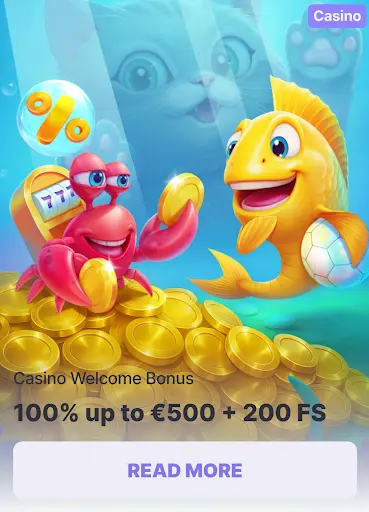 Crabe rouge et poisson doré souriants entourés de pièces d’or sous l’eau, avec un chat observant derrière l’aquarium et une machine à sous dorée affichant 777.